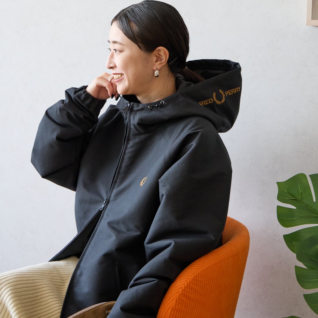 FRED PERRY [フレッドペリー] 別注 パデッド フード刺繍シェルジャケット [FPM-26A-002JF] BLACK/DARK &&モデル身長：150cm 着用サイズ：S&&