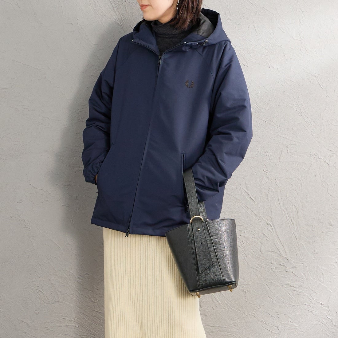 FRED PERRY [フレッドペリー] 別注 パデッド フード刺繍シェルジャケット [FPM-26A-002JF] NAVY/RICH &&モデル身長：160cm 着用サイズ：S&&