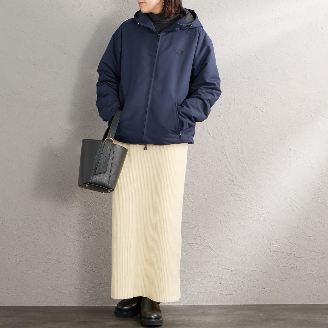 FRED PERRY [フレッドペリー] 別注 パデッド フード刺繍シェルジャケット [FPM-26A-002JF] NAVY/RICH &&モデル身長：160cm 着用サイズ：S&&