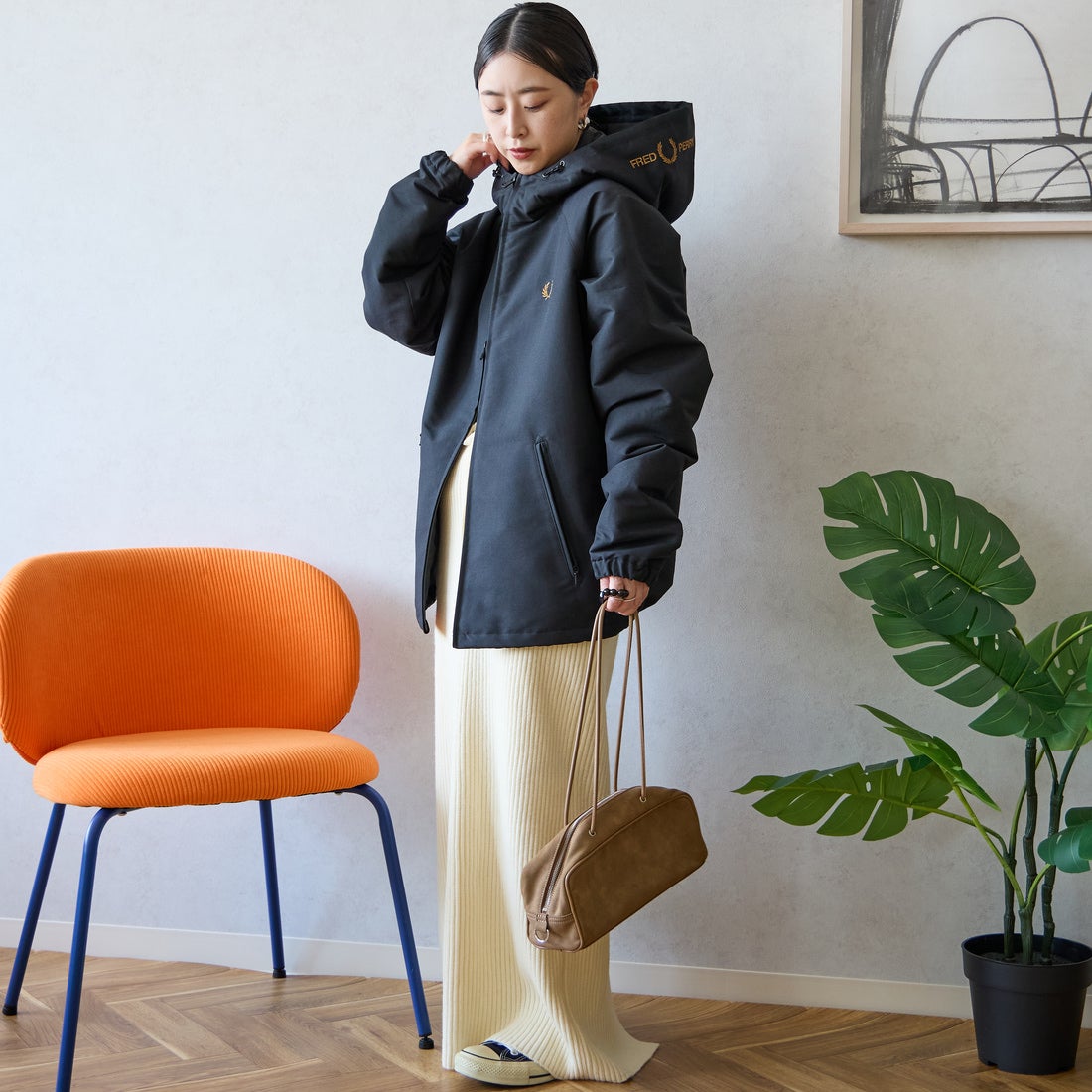 FRED PERRY [フレッドペリー] 別注 パデッド フード刺繍シェルジャケット [FPM-26A-002JF] BLACK/DARK &&モデル身長：150cm 着用サイズ：S&&