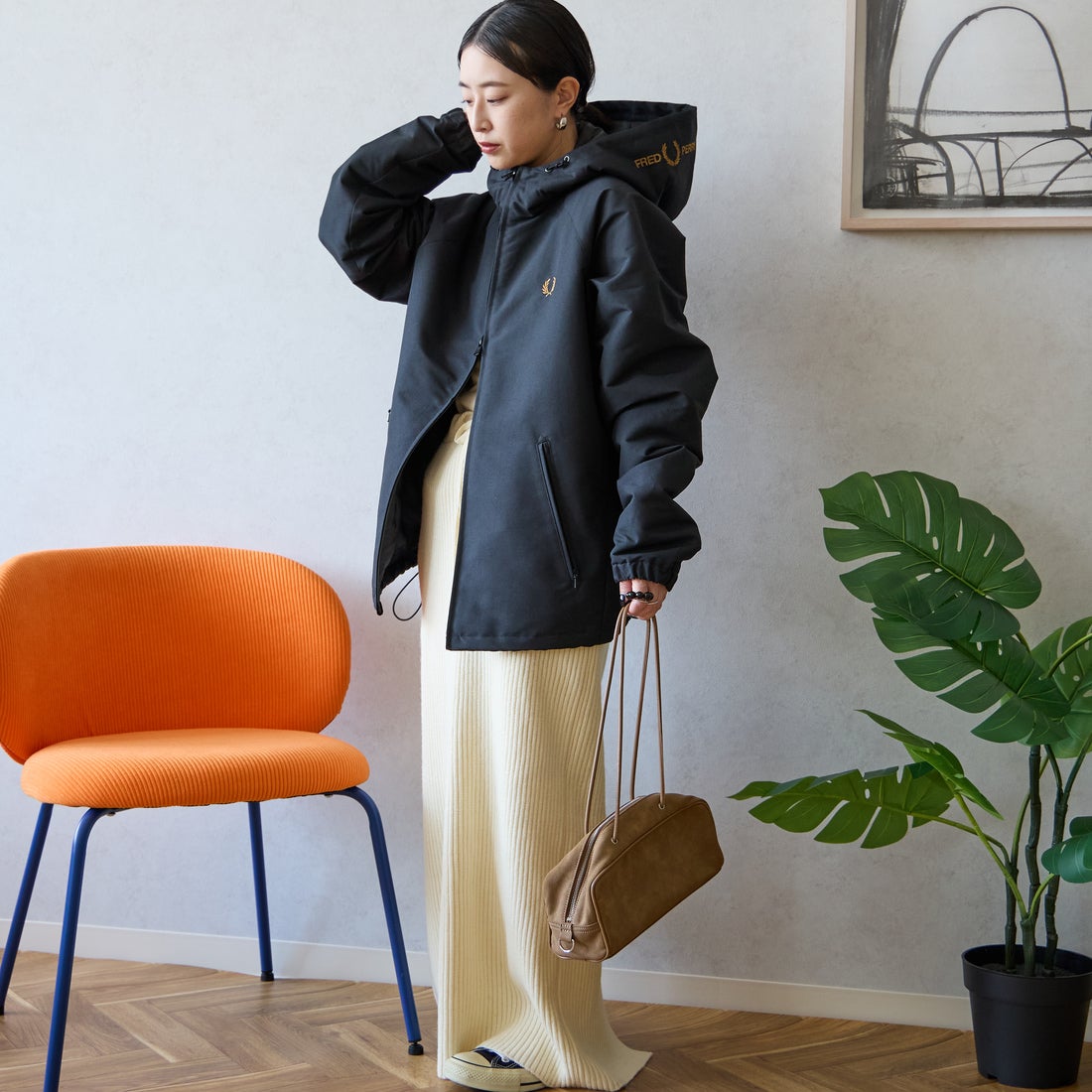 FRED PERRY [フレッドペリー] 別注 パデッド フード刺繍シェルジャケット [FPM-26A-002JF] BLACK/DARK &&モデル身長：150cm 着用サイズ：S&&