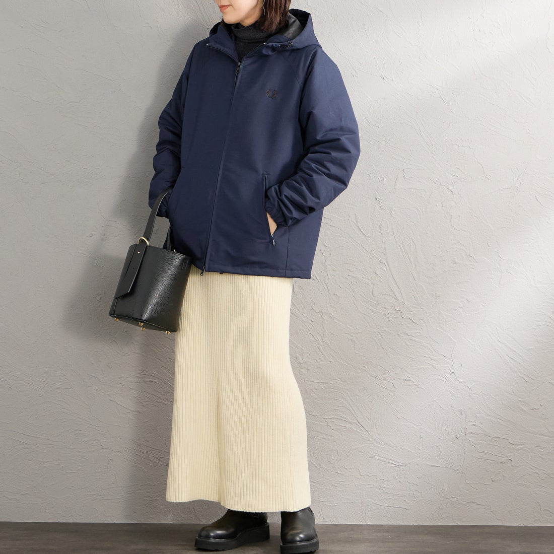 FRED PERRY [フレッドペリー] 別注 パデッド フード刺繍シェルジャケット [FPM-26A-002JF] NAVY/RICH &&モデル身長：160cm 着用サイズ：S&&