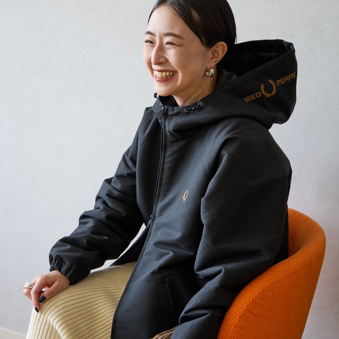 FRED PERRY [フレッドペリー] 別注 パデッド フード刺繍シェルジャケット [FPM-26A-002JF] BLACK/DARK &&モデル身長：150cm 着用サイズ：S&&