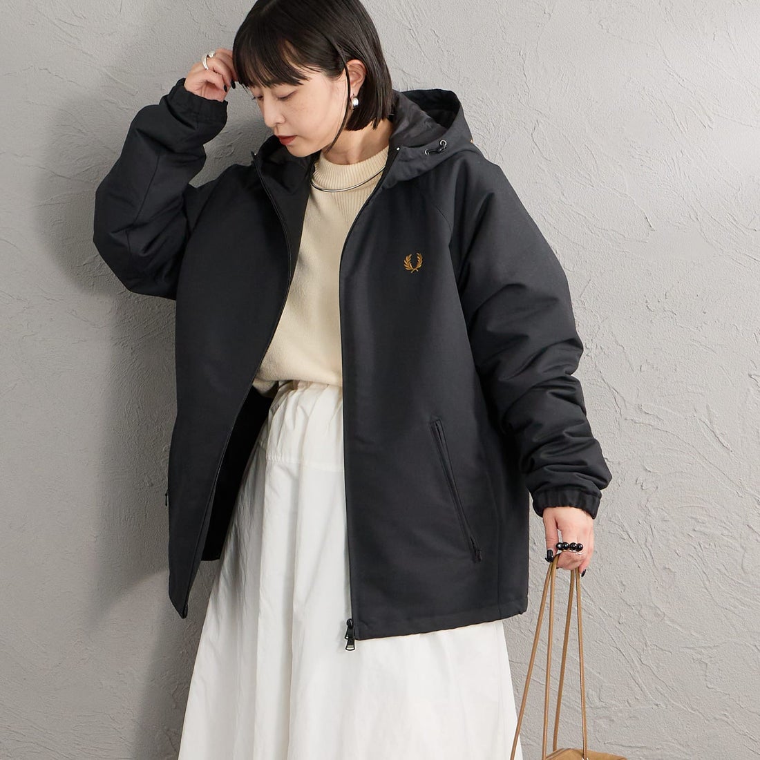 FRED PERRY [フレッドペリー] 別注 パデッド フード刺繍シェルジャケット [FPM-26A-002JF] BLACK/DARK &&モデル身長：150cm 着用サイズ：S&&