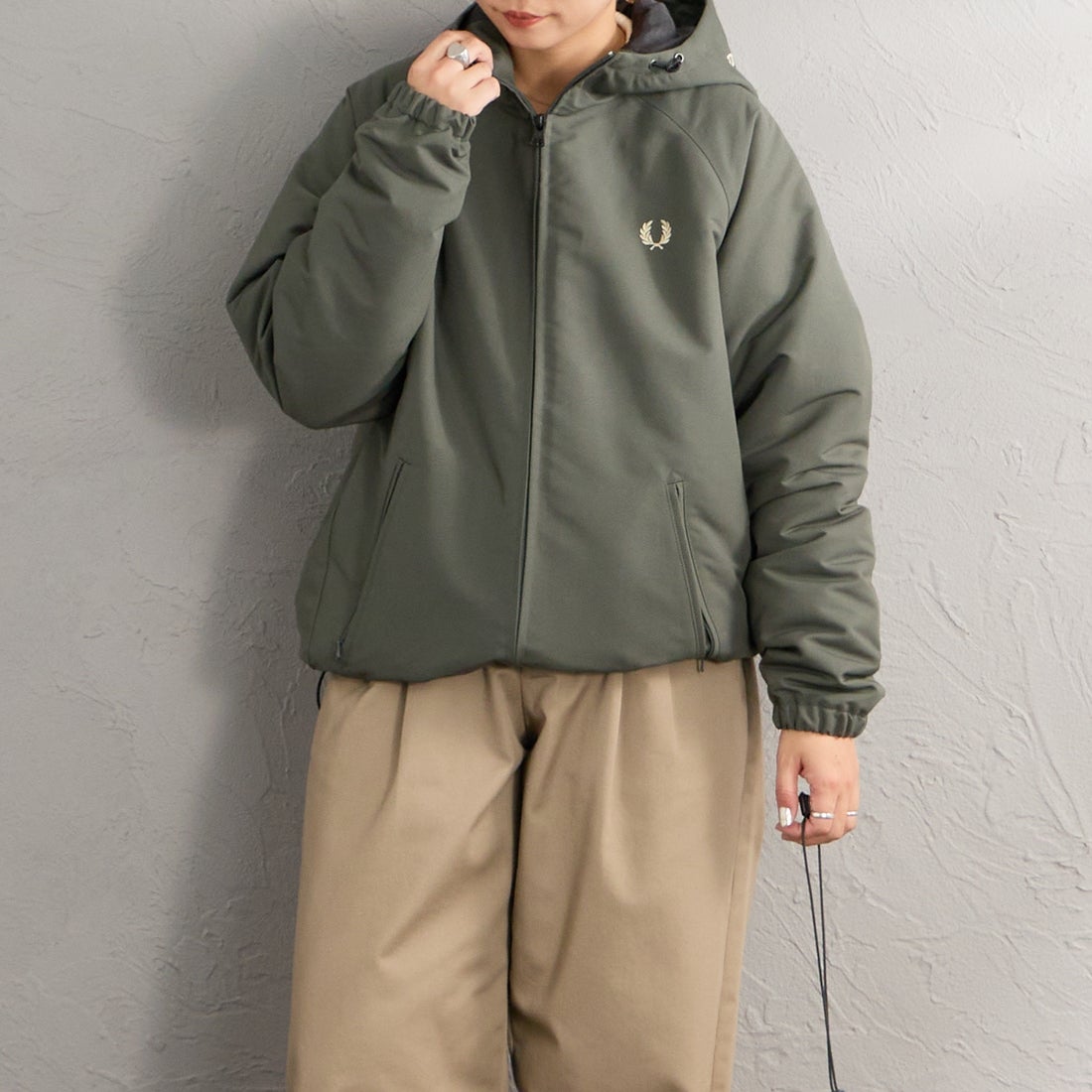 FRED PERRY [フレッドペリー] 別注 パデッド フード刺繍シェルジャケット [FPM-26A-002JF] FIELD GREE &&モデル身長：156cm 着用サイズ：S&&