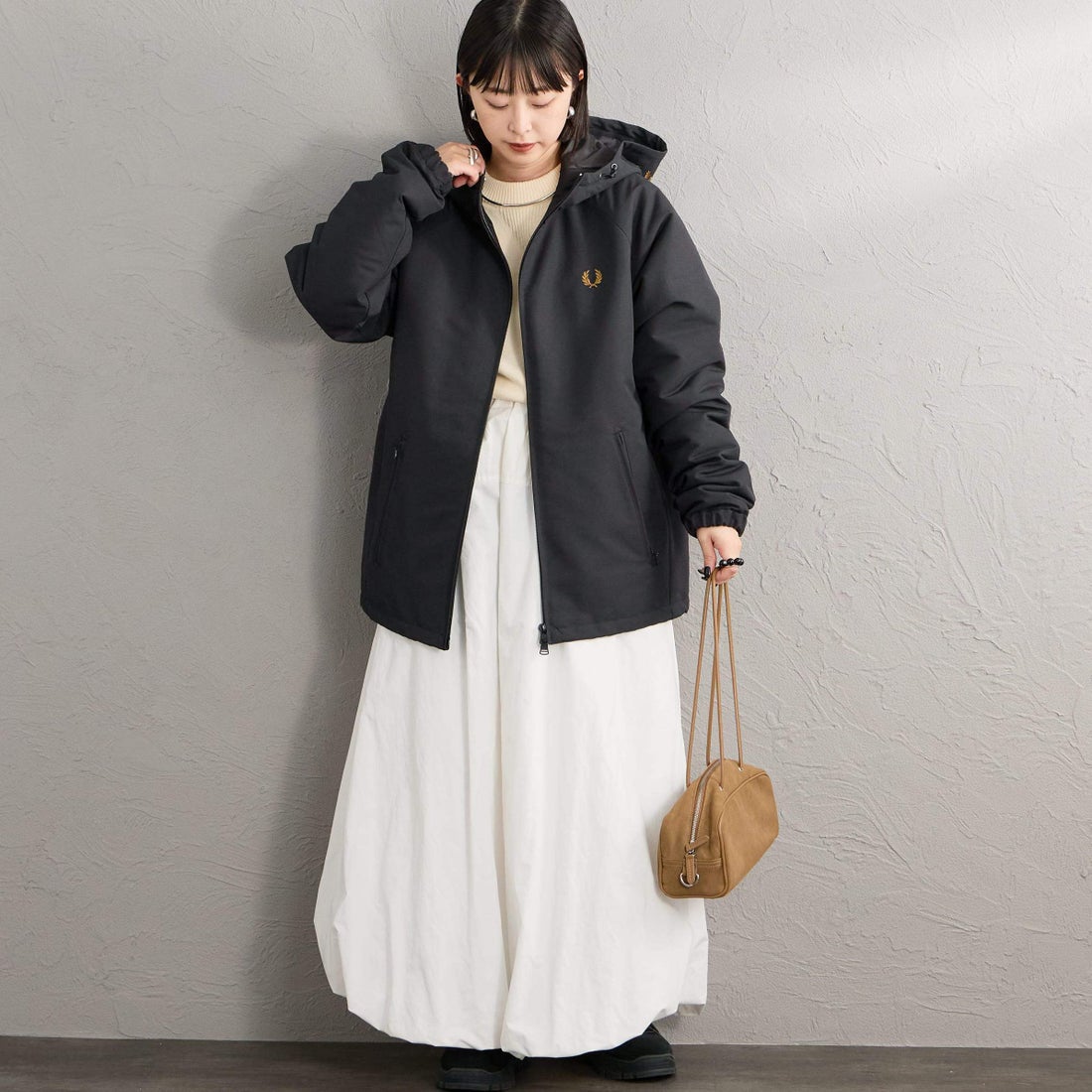 FRED PERRY [フレッドペリー] 別注 パデッド フード刺繍シェルジャケット [FPM-26A-002JF] BLACK/DARK &&モデル身長：150cm 着用サイズ：S&&