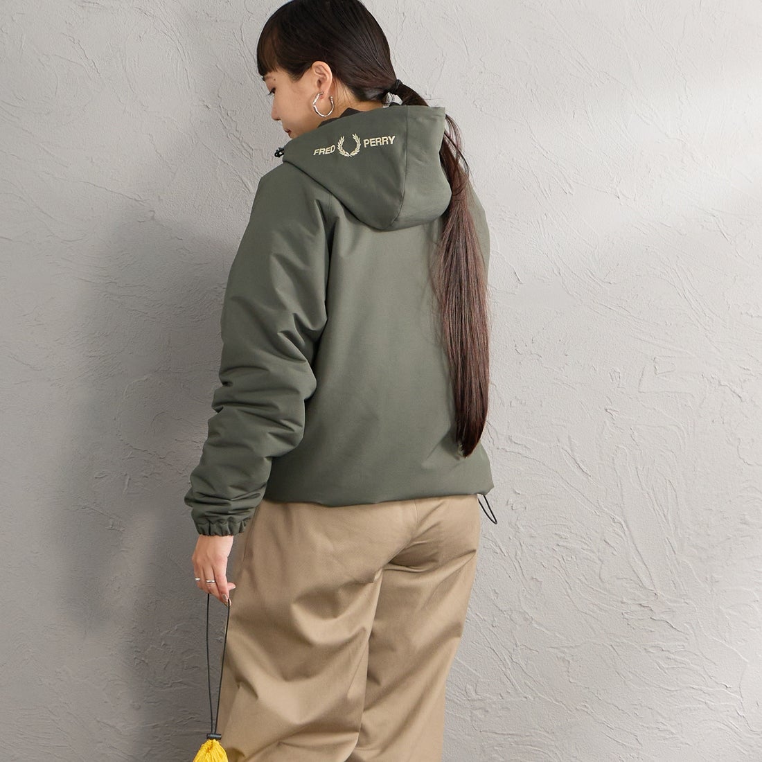 FRED PERRY [フレッドペリー] 別注 パデッド フード刺繍シェルジャケット [FPM-26A-002JF] FIELD GREE &&モデル身長：156cm 着用サイズ：S&&