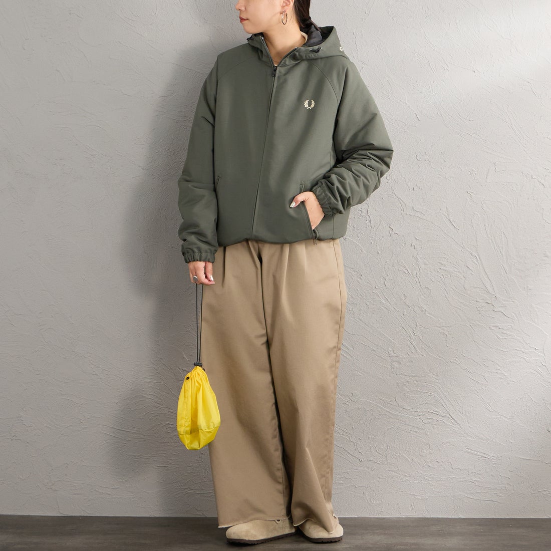 FRED PERRY [フレッドペリー] 別注 パデッド フード刺繍シェルジャケット [FPM-26A-002JF] FIELD GREE &&モデル身長：156cm 着用サイズ：S&&