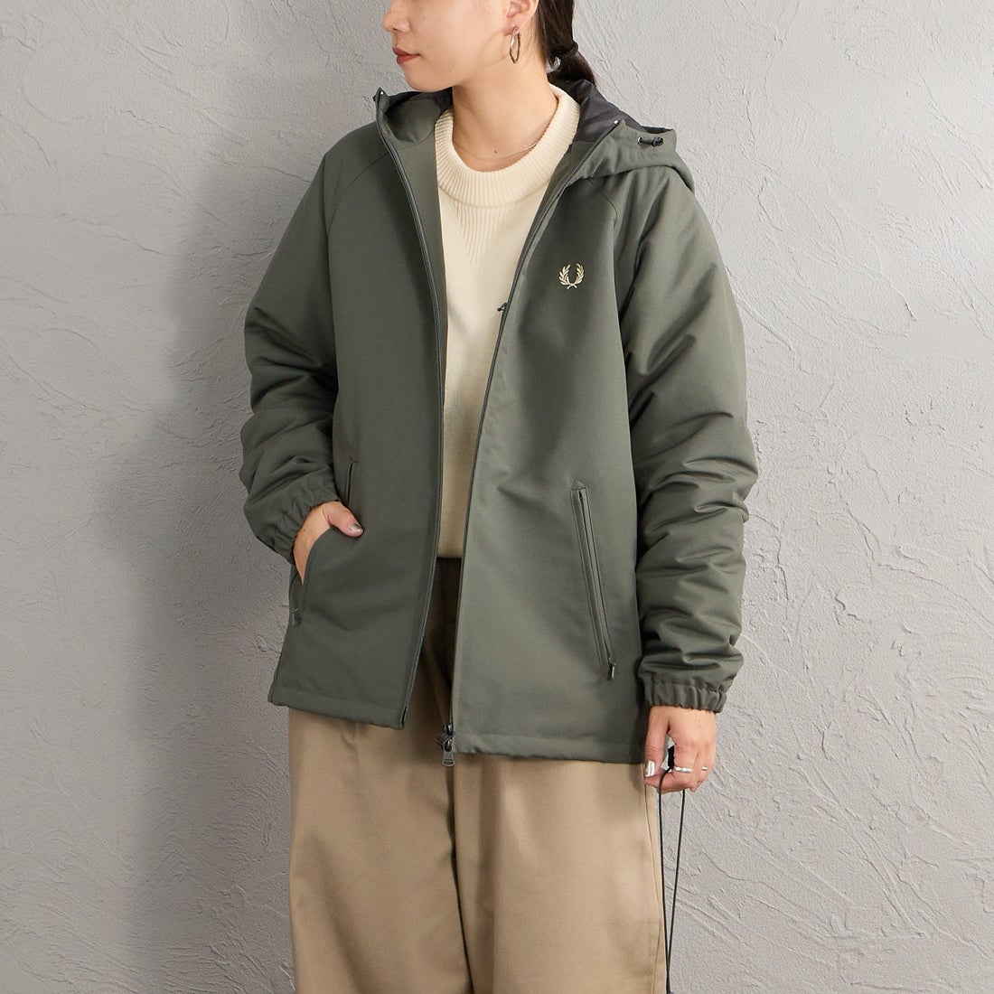 FRED PERRY [フレッドペリー] 別注 パデッド フード刺繍シェルジャケット [FPM-26A-002JF] FIELD GREE &&モデル身長：156cm 着用サイズ：S&&