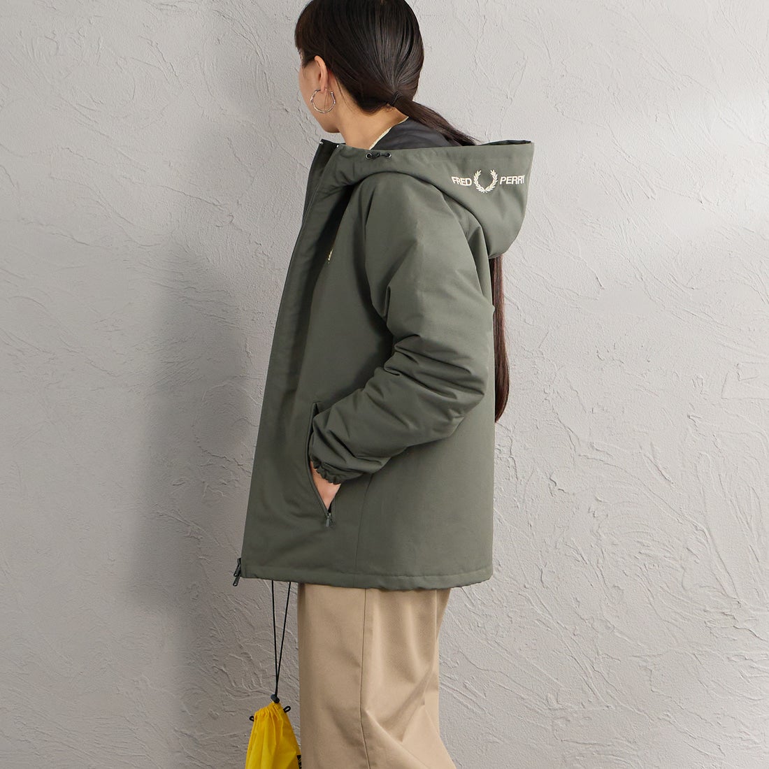 FRED PERRY [フレッドペリー] 別注 パデッド フード刺繍シェルジャケット [FPM-26A-002JF] FIELD GREE &&モデル身長：156cm 着用サイズ：S&&