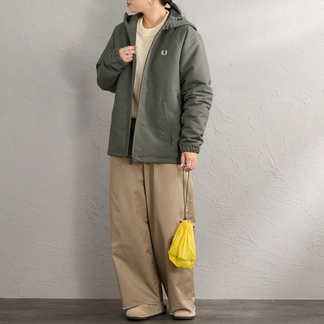 FRED PERRY [フレッドペリー] 別注 パデッド フード刺繍シェルジャケット [FPM-26A-002JF] FIELD GREE &&モデル身長：156cm 着用サイズ：S&&