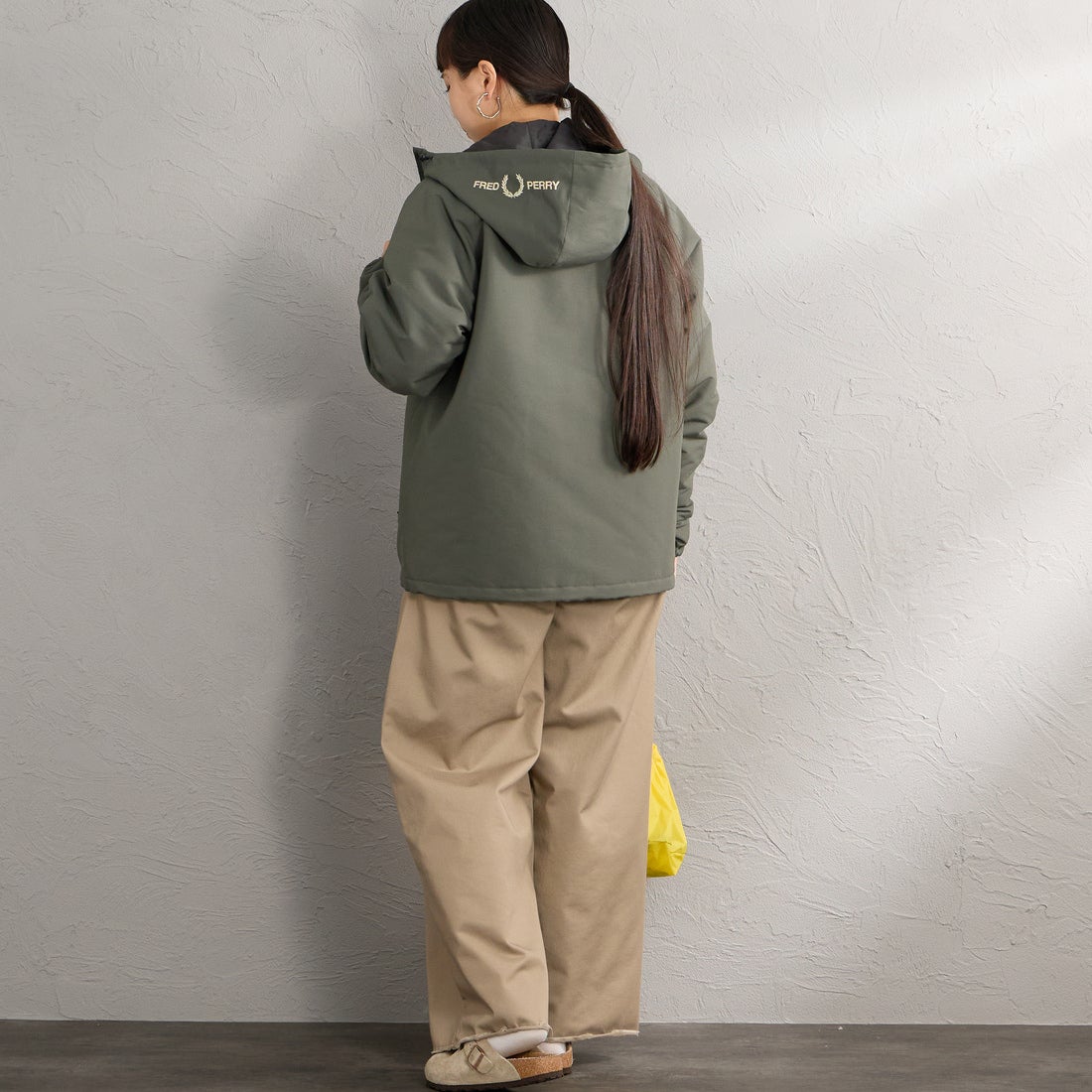 FRED PERRY [フレッドペリー] 別注 パデッド フード刺繍シェルジャケット [FPM-26A-002JF] FIELD GREE &&モデル身長：156cm 着用サイズ：S&&