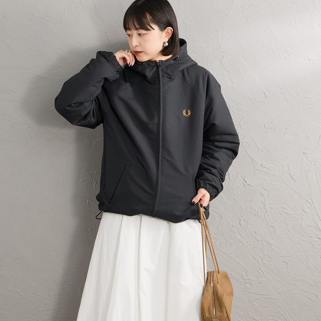 FRED PERRY [フレッドペリー] 別注 パデッド フード刺繍シェルジャケット [FPM-26A-002JF] BLACK/DARK &&モデル身長：150cm 着用サイズ：S&&
