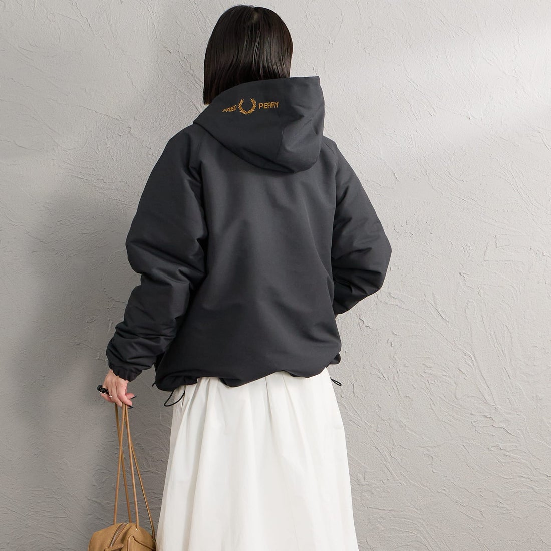 FRED PERRY [フレッドペリー] 別注 パデッド フード刺繍シェルジャケット [FPM-26A-002JF] BLACK/DARK &&モデル身長：150cm 着用サイズ：S&&