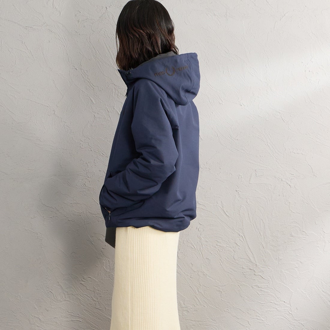 FRED PERRY [フレッドペリー] 別注 パデッド フード刺繍シェルジャケット [FPM-26A-002JF] NAVY/RICH &&モデル身長：160cm 着用サイズ：S&&