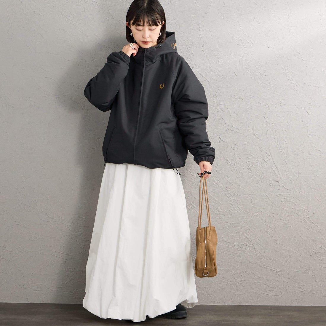 FRED PERRY [フレッドペリー] 別注 パデッド フード刺繍シェルジャケット [FPM-26A-002JF] BLACK/DARK &&モデル身長：150cm 着用サイズ：S&&