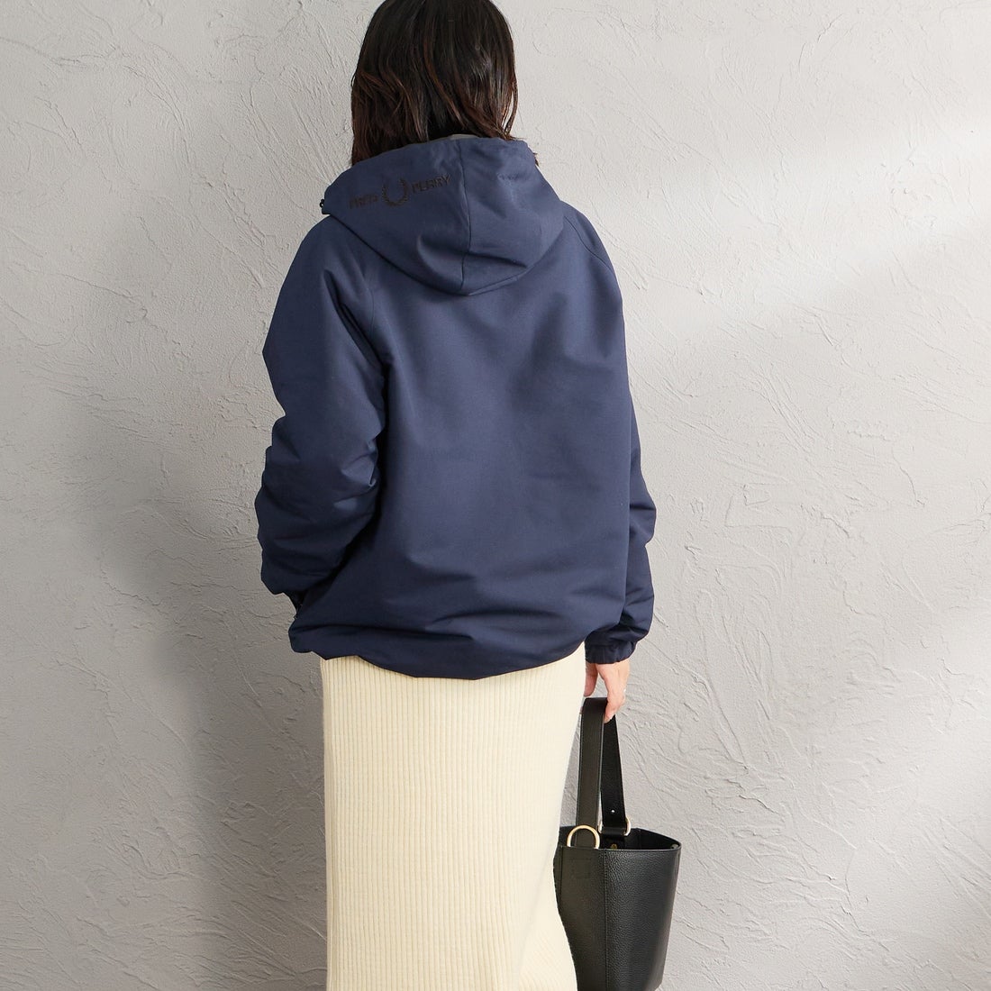 FRED PERRY [フレッドペリー] 別注 パデッド フード刺繍シェルジャケット [FPM-26A-002JF] NAVY/RICH &&モデル身長：160cm 着用サイズ：S&&