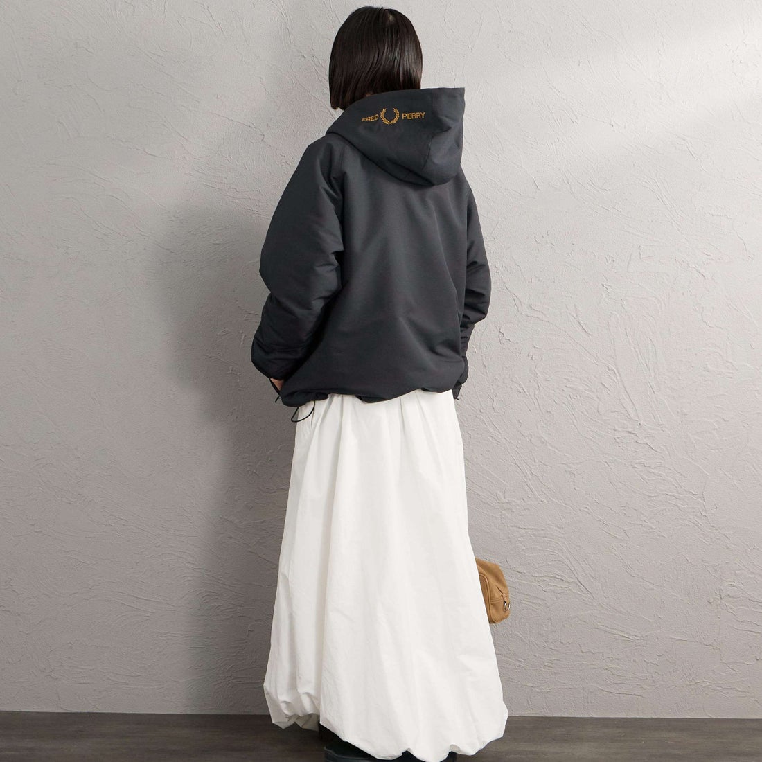 FRED PERRY [フレッドペリー] 別注 パデッド フード刺繍シェルジャケット [FPM-26A-002JF] BLACK/DARK &&モデル身長：150cm 着用サイズ：S&&