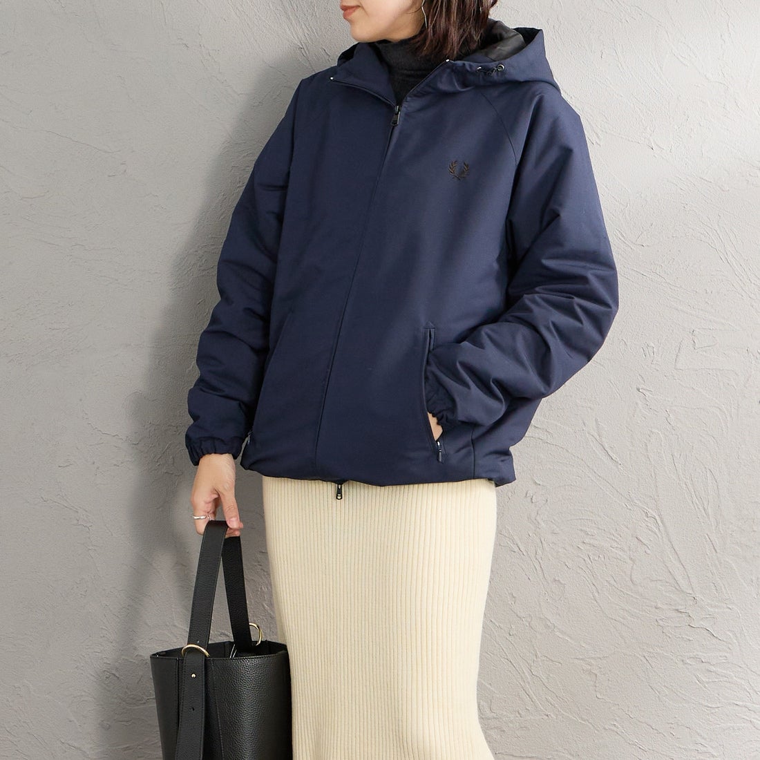 FRED PERRY [フレッドペリー] 別注 パデッド フード刺繍シェルジャケット [FPM-26A-002JF] NAVY/RICH &&モデル身長：160cm 着用サイズ：S&&