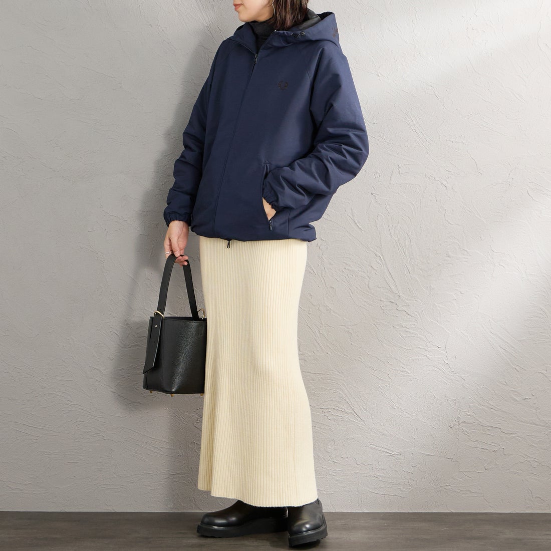 FRED PERRY [フレッドペリー] 別注 パデッド フード刺繍シェルジャケット [FPM-26A-002JF] NAVY/RICH &&モデル身長：160cm 着用サイズ：S&&