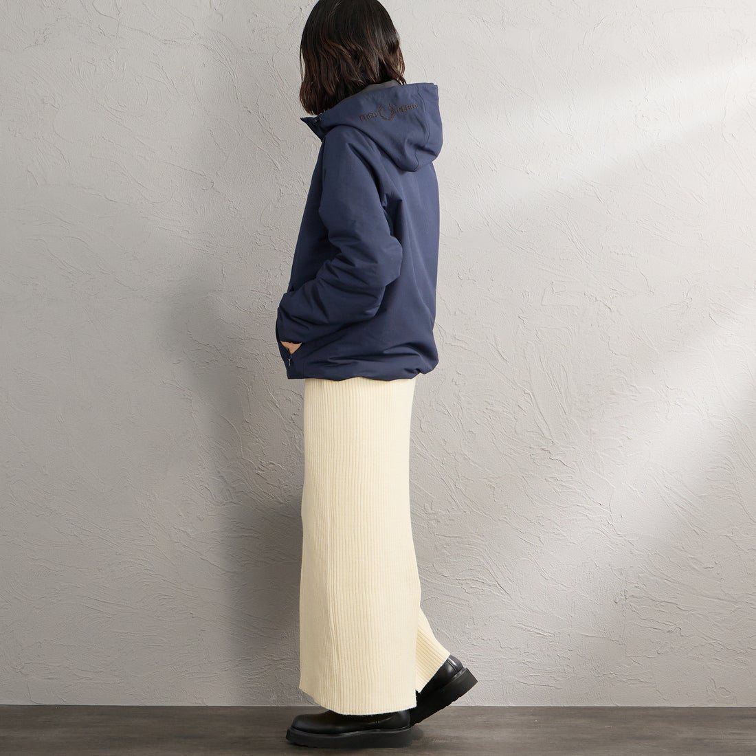 FRED PERRY [フレッドペリー] 別注 パデッド フード刺繍シェルジャケット [FPM-26A-002JF] NAVY/RICH &&モデル身長：160cm 着用サイズ：S&&