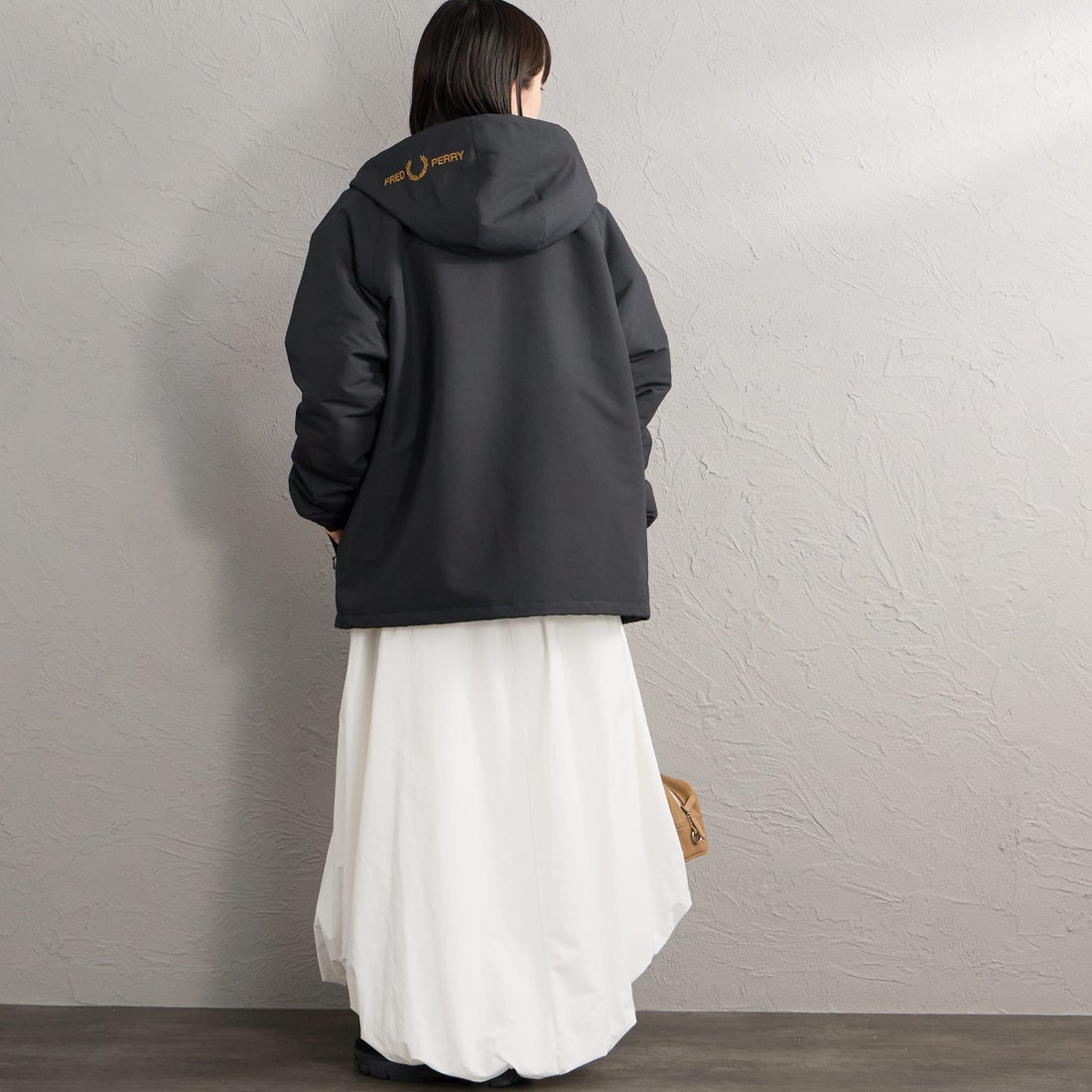 FRED PERRY [フレッドペリー] 別注 パデッド フード刺繍シェルジャケット [FPM-26A-002JF] BLACK/DARK &&モデル身長：150cm 着用サイズ：S&&