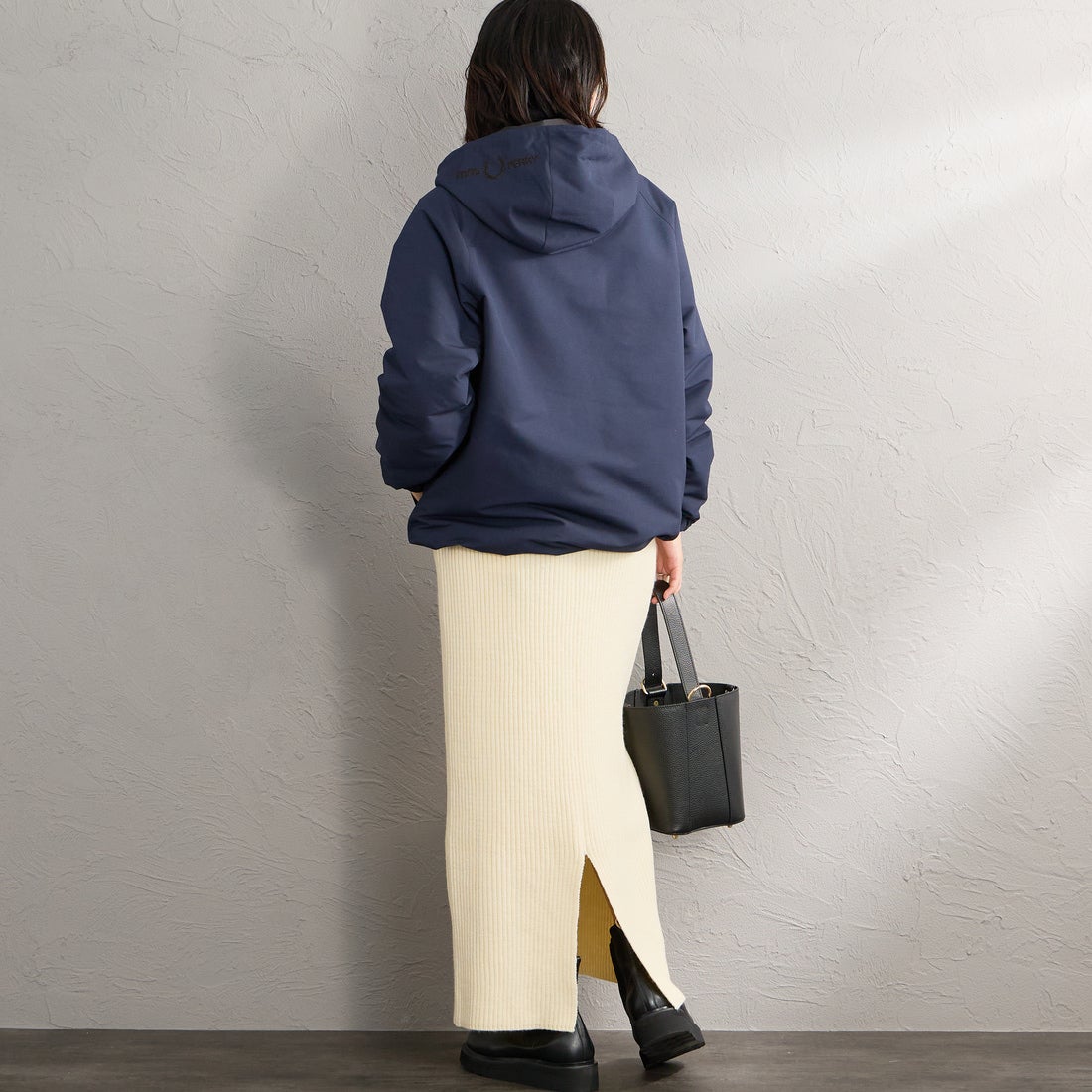 FRED PERRY [フレッドペリー] 別注 パデッド フード刺繍シェルジャケット [FPM-26A-002JF] NAVY/RICH &&モデル身長：160cm 着用サイズ：S&&