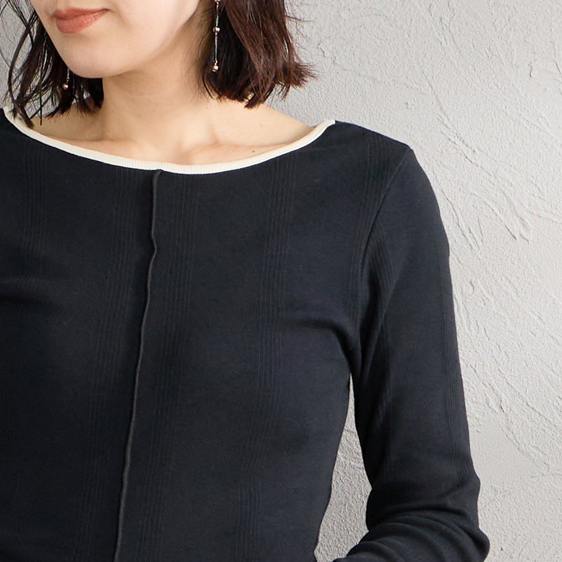 Robert P.Miller [ロバートピーミラー] 別注 スリット入り ボートネックカットソー [RM264-2042IN-JF] BLACK &&モデル身長：160cm 着用サイズ：F&&