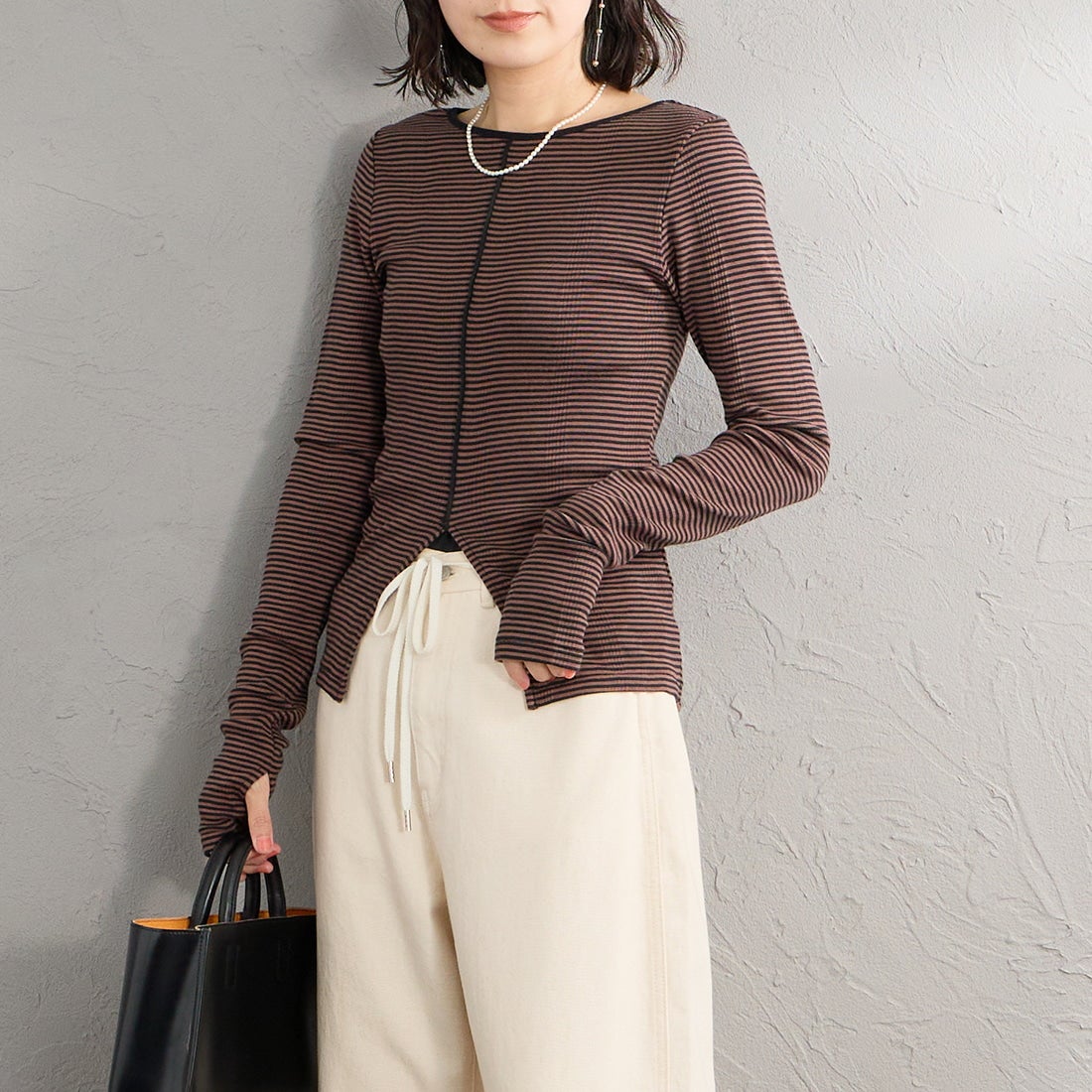 Robert P.Miller [ロバートピーミラー] 別注 スリット入り ボートネックカットソー [RM264-2042IN-JF] BROWN &&モデル身長：160cm 着用サイズ：F&&