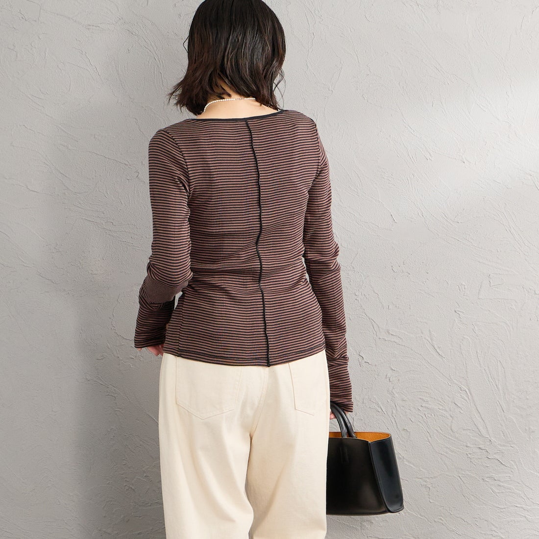 Robert P.Miller [ロバートピーミラー] 別注 スリット入り ボートネックカットソー [RM264-2042IN-JF] BROWN &&モデル身長：160cm 着用サイズ：F&&