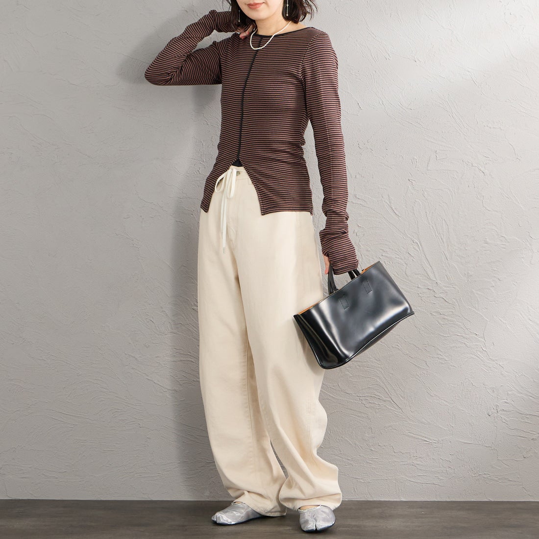 Robert P.Miller [ロバートピーミラー] 別注 スリット入り ボートネックカットソー [RM264-2042IN-JF] BROWN &&モデル身長：160cm 着用サイズ：F&&
