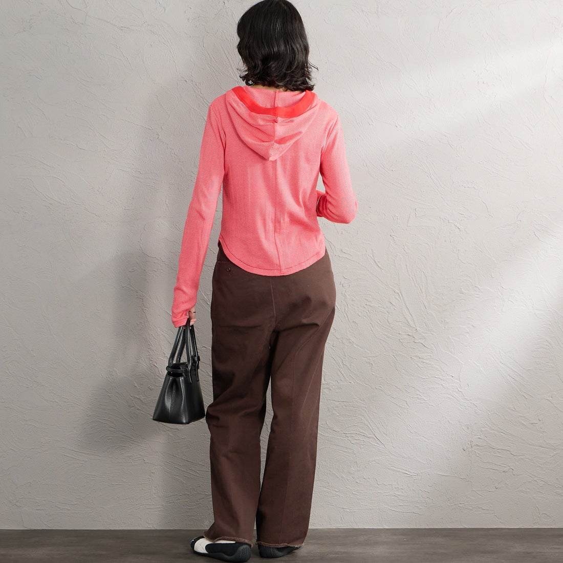 Robert P.Miller [ロバートピーミラー] 別注 ヘンリーネックフードカットソー [RM264-2283IN-JF] CHERRY &&モデル身長：162cm 着用サイズ：F&&