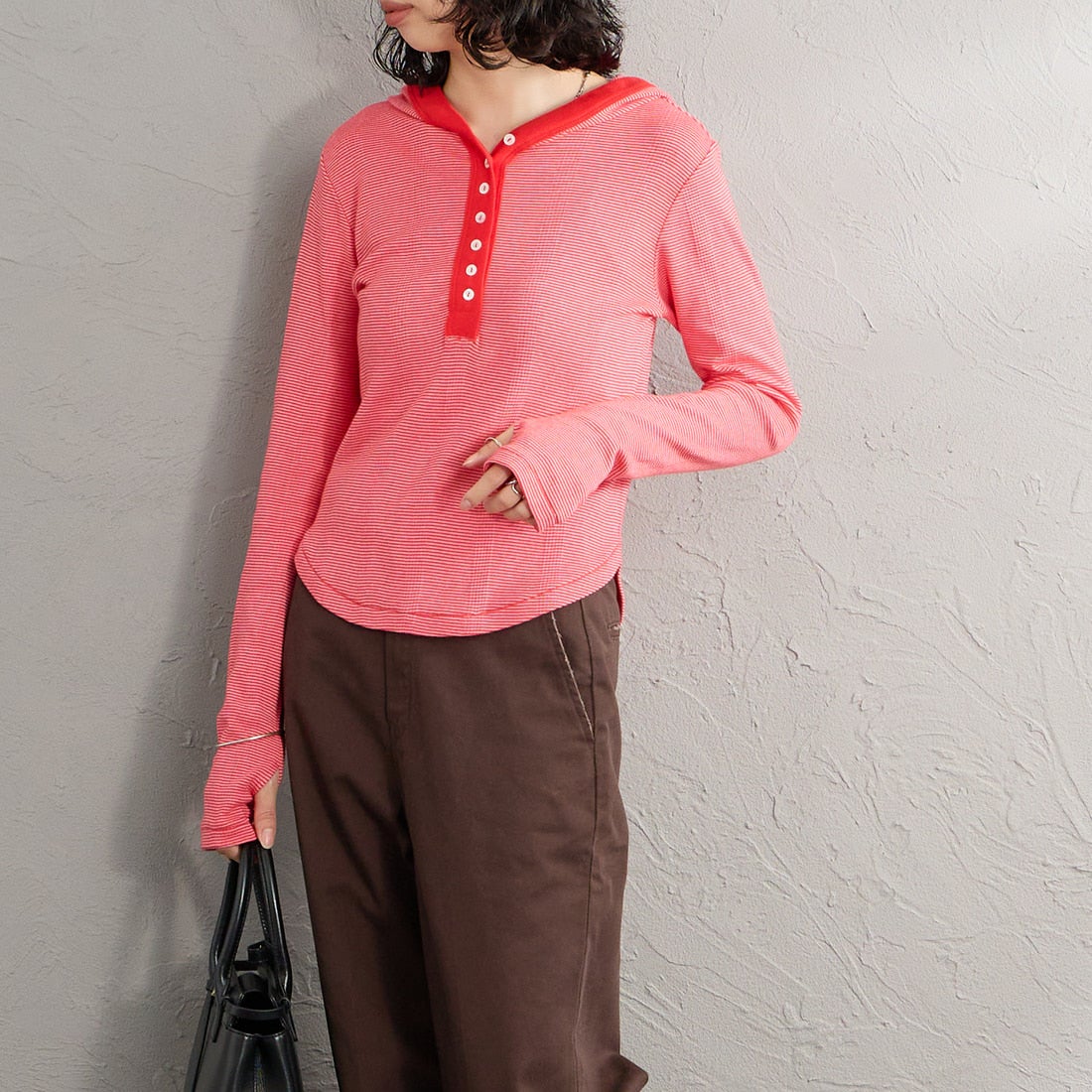 Robert P.Miller [ロバートピーミラー] 別注 ヘンリーネックフードカットソー [RM264-2283IN-JF] CHERRY &&モデル身長：162cm 着用サイズ：F&&