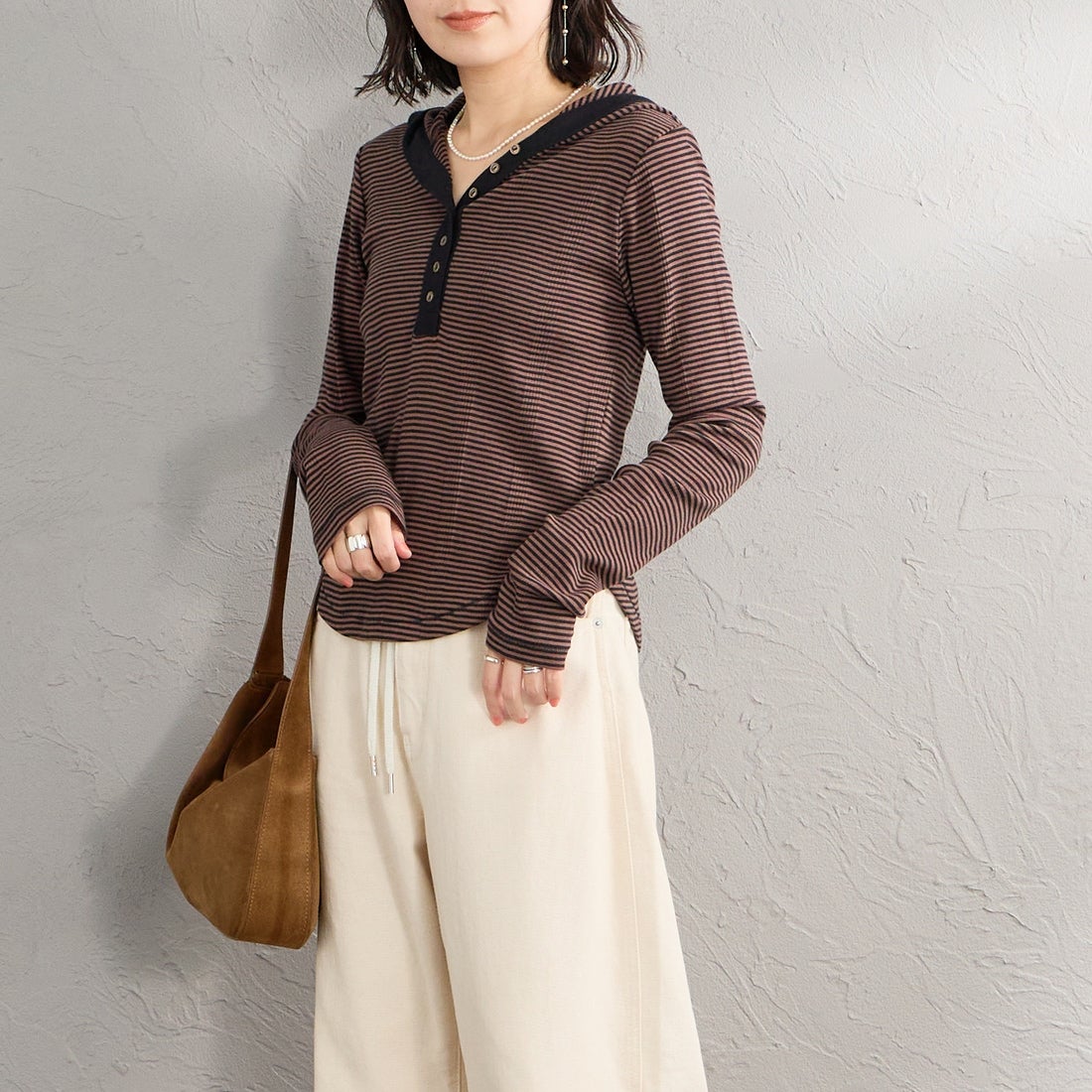 Robert P.Miller [ロバートピーミラー] 別注 ヘンリーネックフードカットソー [RM264-2283IN-JF] BROWN&&モデル身長：160cm 着用サイズ：F&&