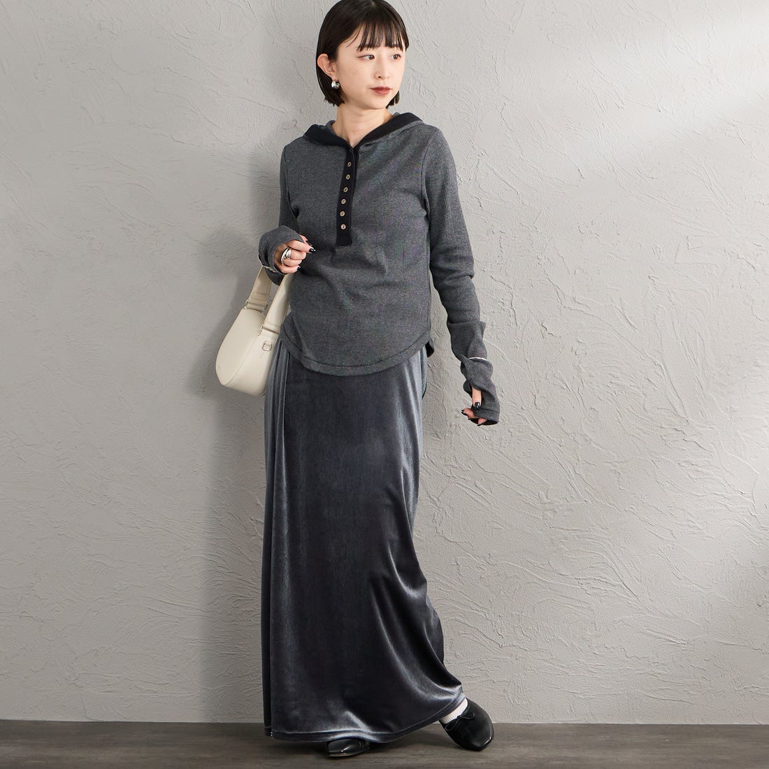 Robert P.Miller [ロバートピーミラー] 別注 ヘンリーネックフードカットソー [RM264-2283IN-JF] STONE &&モデル身長：150cm 着用サイズ：F&&