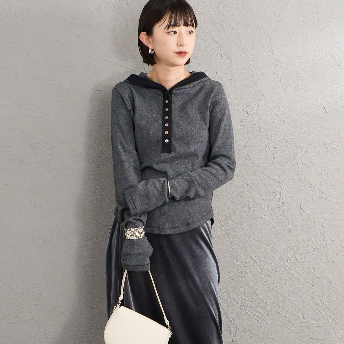 Robert P.Miller [ロバートピーミラー] 別注 ヘンリーネックフードカットソー [RM264-2283IN-JF] STONE &&モデル身長：150cm 着用サイズ：F&&