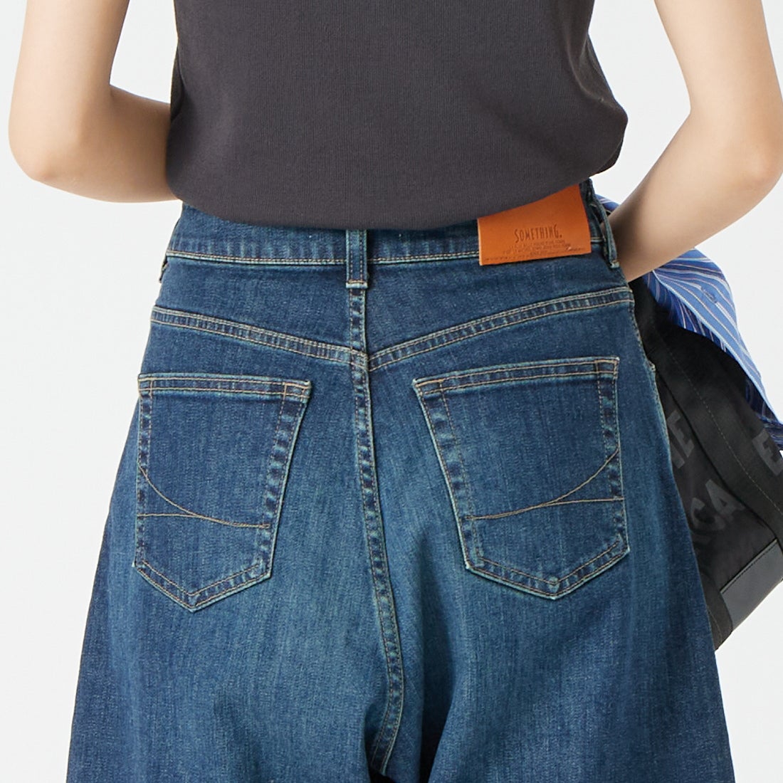 SOMETHING [サムシング] カーブデニムジョーツ [S708] 40 MID BLU &&モデル身長：162cm 着用サイズ：S&&