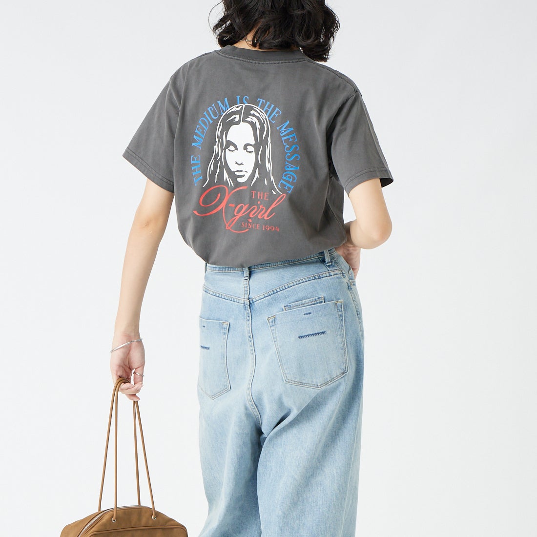 X-girl [エックスガール] フェイデッド トリカラーフェイスショートスリーブTシャツ [105262011033] BLACK &&モデル身長：162cm 着用サイズ：M&&