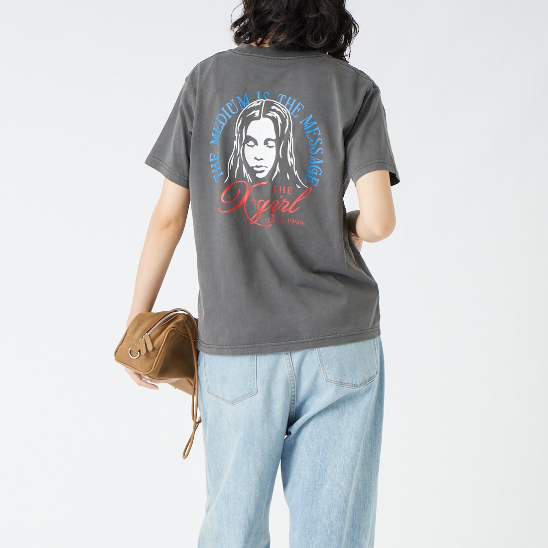X-girl [エックスガール] フェイデッド トリカラーフェイスショートスリーブTシャツ [105262011033] BLACK &&モデル身長：162cm 着用サイズ：M&&