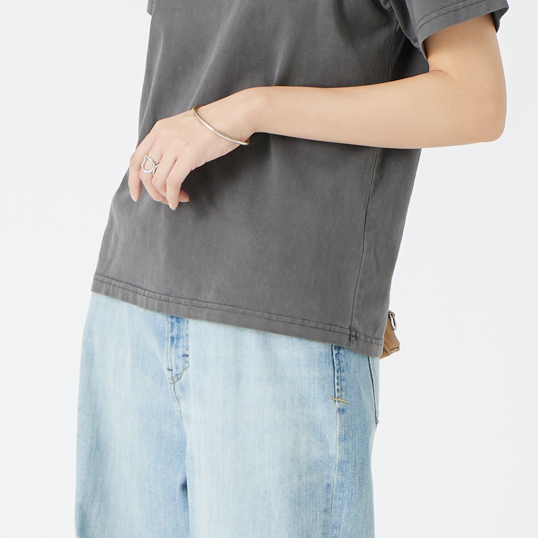 X-girl [エックスガール] フェイデッド トリカラーフェイスショートスリーブTシャツ [105262011033] BLACK &&モデル身長：162cm 着用サイズ：M&&