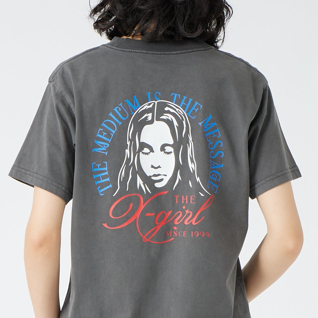 X-girl [エックスガール] フェイデッド トリカラーフェイスショートスリーブTシャツ [105262011033] BLACK &&モデル身長：162cm 着用サイズ：M&&