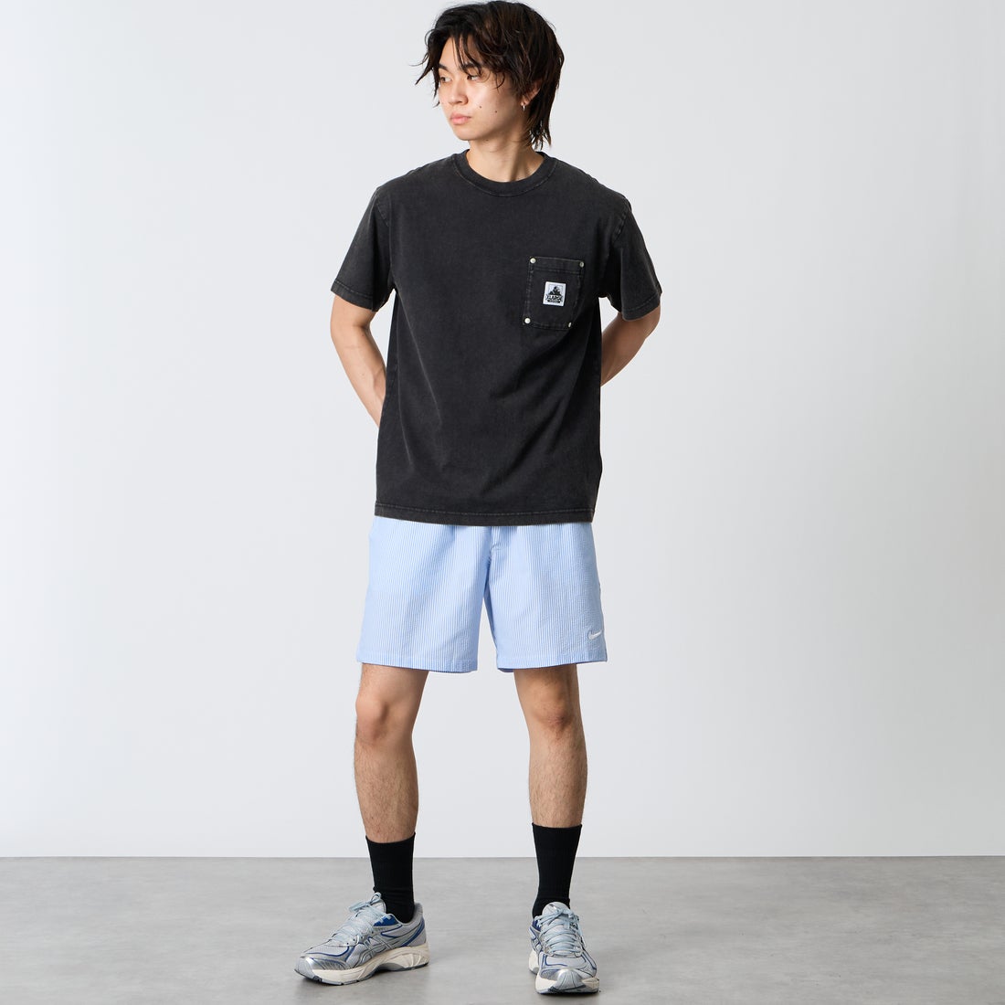 XLARGE [エクストララージ] OG ショートスリーブポケットTシャツ [101262011034] BLACK &&モデル身長：177cm 着用サイズ：M&&