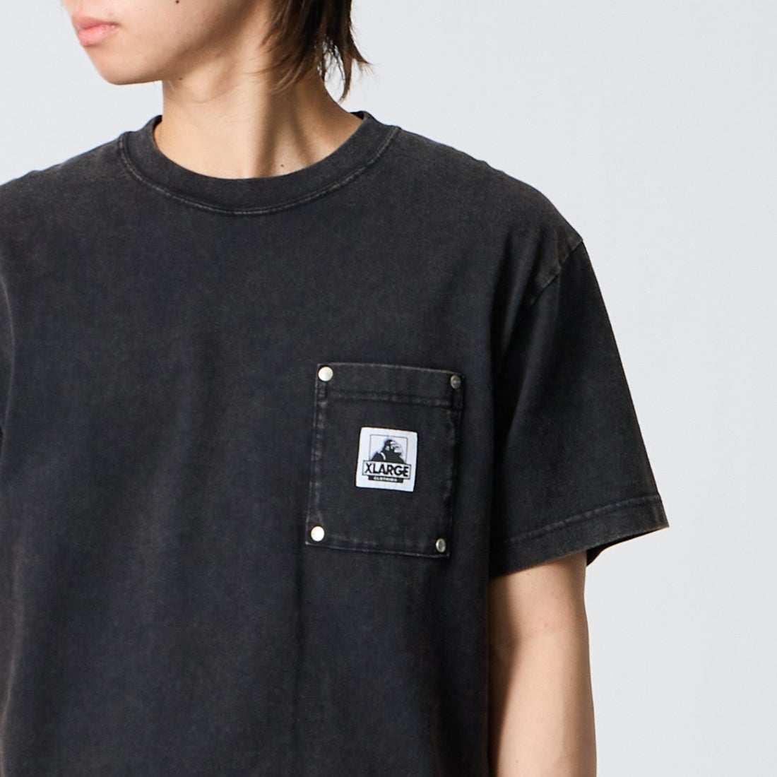 XLARGE [エクストララージ] OG ショートスリーブポケットTシャツ [101262011034] BLACK &&モデル身長：177cm 着用サイズ：M&&