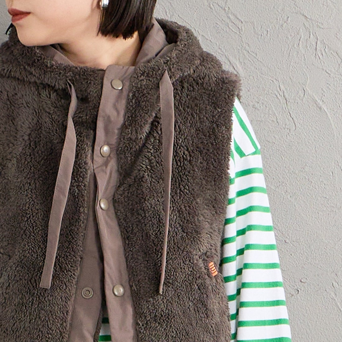 UNIVERSAL OVERALL [ユニバーサルオーバーオール] 別注 ショート丈 ボアフードベスト [U2632436IN-JF] GRAY &&モデル身長：150cm 着用サイズ：F&&