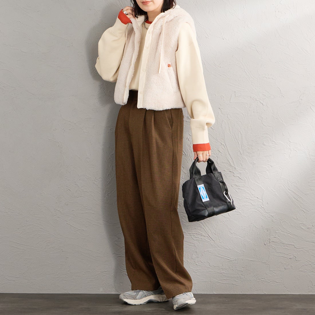 UNIVERSAL OVERALL [ユニバーサルオーバーオール] 別注 ショート丈 ボアフードベスト [U2632436IN-JF] BEIGE &&モデル身長：160cm 着用サイズ：F&&