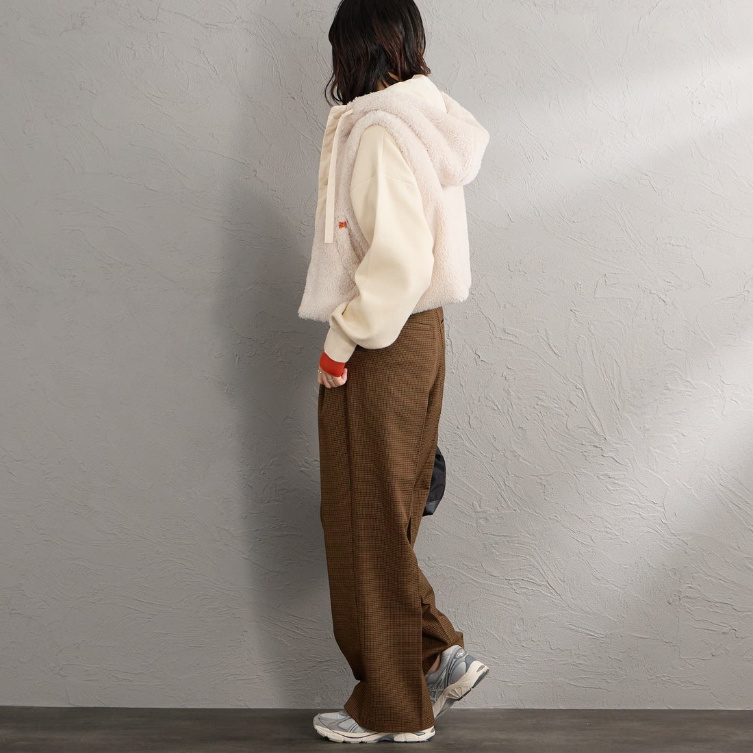 UNIVERSAL OVERALL [ユニバーサルオーバーオール] 別注 ショート丈 ボアフードベスト [U2632436IN-JF] BEIGE &&モデル身長：160cm 着用サイズ：F&&