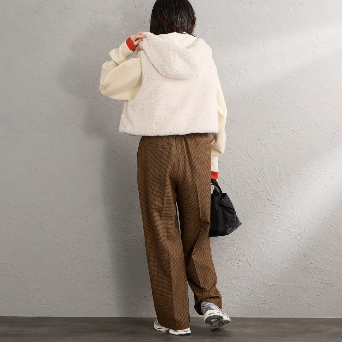 UNIVERSAL OVERALL [ユニバーサルオーバーオール] 別注 ショート丈 ボアフードベスト [U2632436IN-JF] BEIGE &&モデル身長：160cm 着用サイズ：F&&