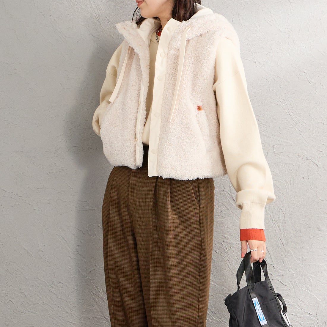 UNIVERSAL OVERALL [ユニバーサルオーバーオール] 別注 ショート丈 ボアフードベスト [U2632436IN-JF] BEIGE &&モデル身長：160cm 着用サイズ：F&&