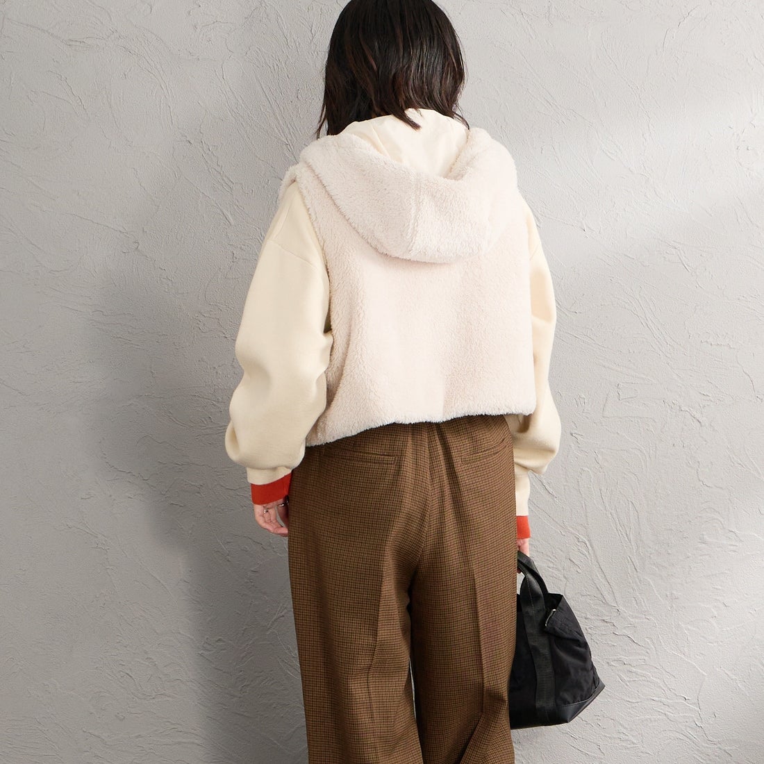 UNIVERSAL OVERALL [ユニバーサルオーバーオール] 別注 ショート丈 ボアフードベスト [U2632436IN-JF] BEIGE &&モデル身長：160cm 着用サイズ：F&&