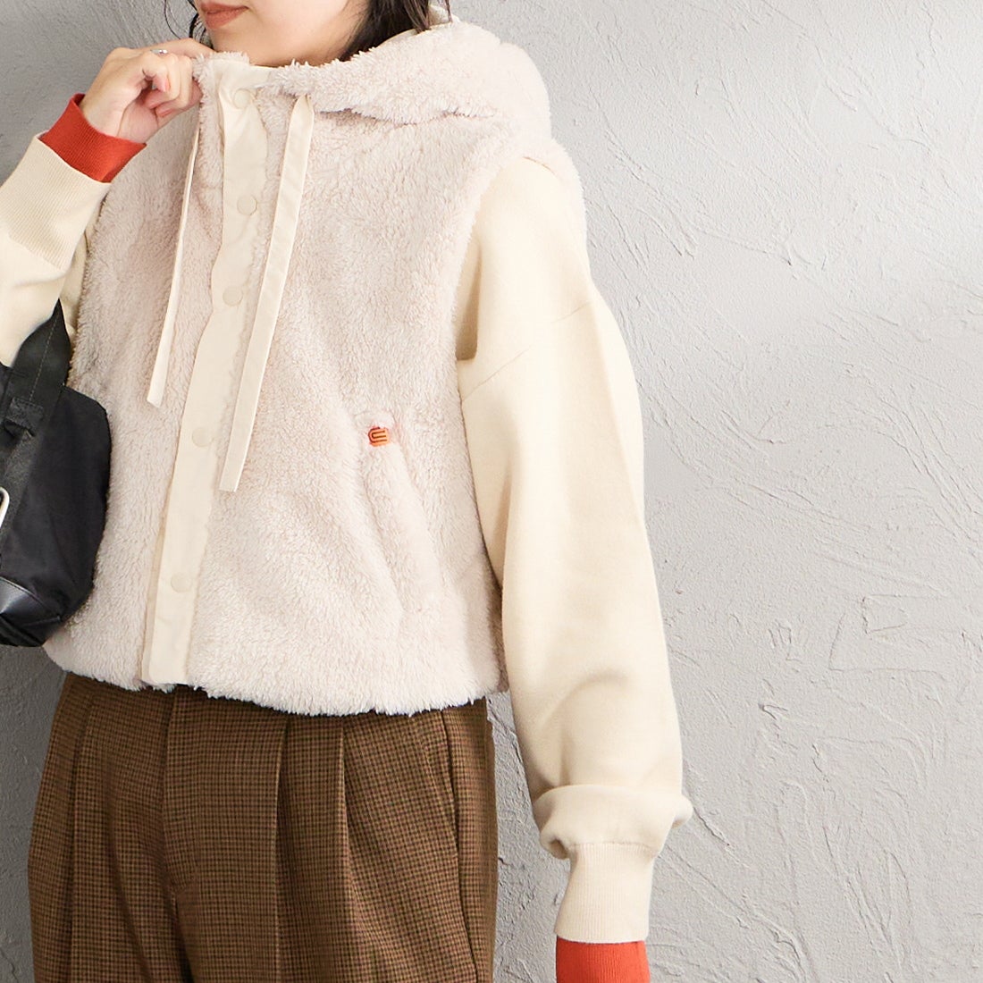 UNIVERSAL OVERALL [ユニバーサルオーバーオール] 別注 ショート丈 ボアフードベスト [U2632436IN-JF] BEIGE &&モデル身長：160cm 着用サイズ：F&&